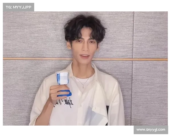 罗云熙近照揭示:瘦弱男星的尴尬与自信之间的平衡(罗云熙到底有多瘦) 罗云熙近照揭示:瘦弱男星的尴尬与自信之间的平衡(罗云熙到底有多瘦)